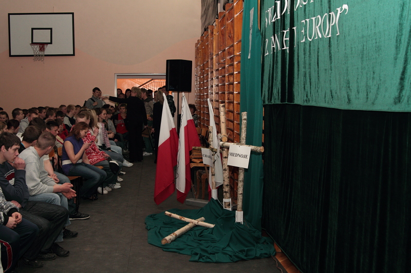 W ho�dzie ofiarom Katynia- 70 rocznica zbrodni katy�skiej autor: ZST Kolno, LO Kolno, LP Kolno 