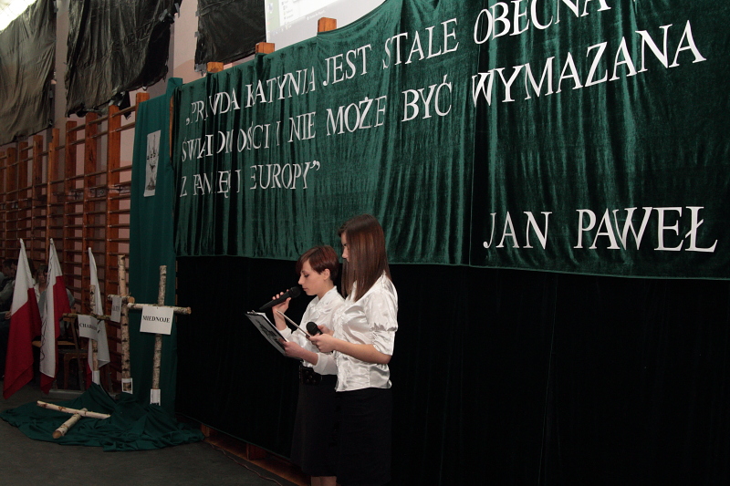 W ho�dzie ofiarom Katynia- 70 rocznica zbrodni katy�skiej autor: ZST Kolno, LO Kolno, LP Kolno 