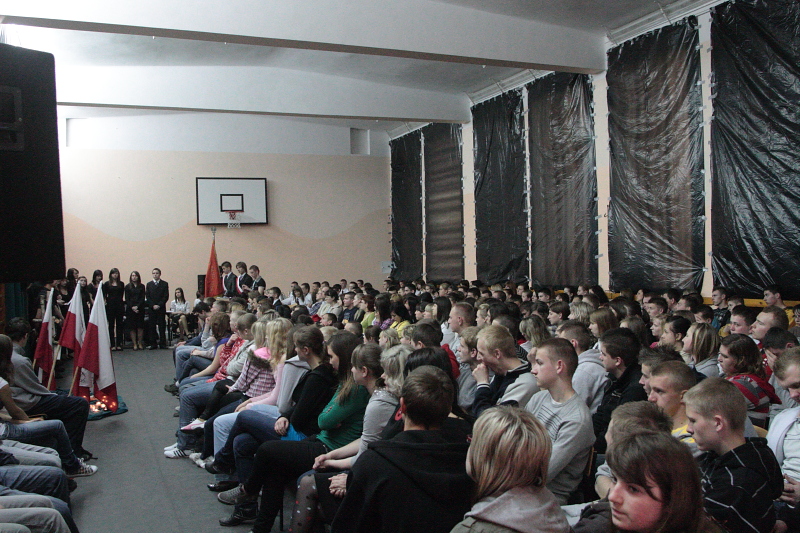 W ho�dzie ofiarom Katynia- 70 rocznica zbrodni katy�skiej autor: ZST Kolno, LO Kolno, LP Kolno 