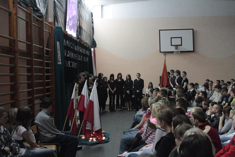 W ho�dzie ofiarom Katynia- 70 rocznica zbrodni katy�skiej autor: ZST Kolno, LO Kolno, LP Kolno 