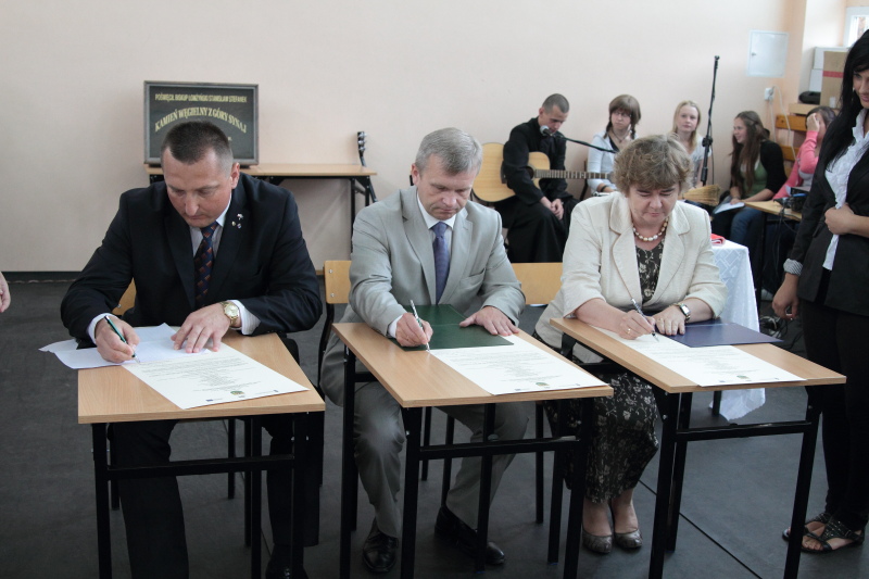Wmurowanie kamienia w�gielnego w ZST autor: ZST Kolno, LO Kolno, LP Kolno 