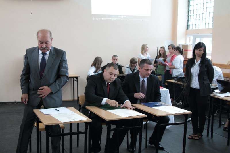 Wmurowanie kamienia w�gielnego w ZST autor: ZST Kolno, LO Kolno, LP Kolno 