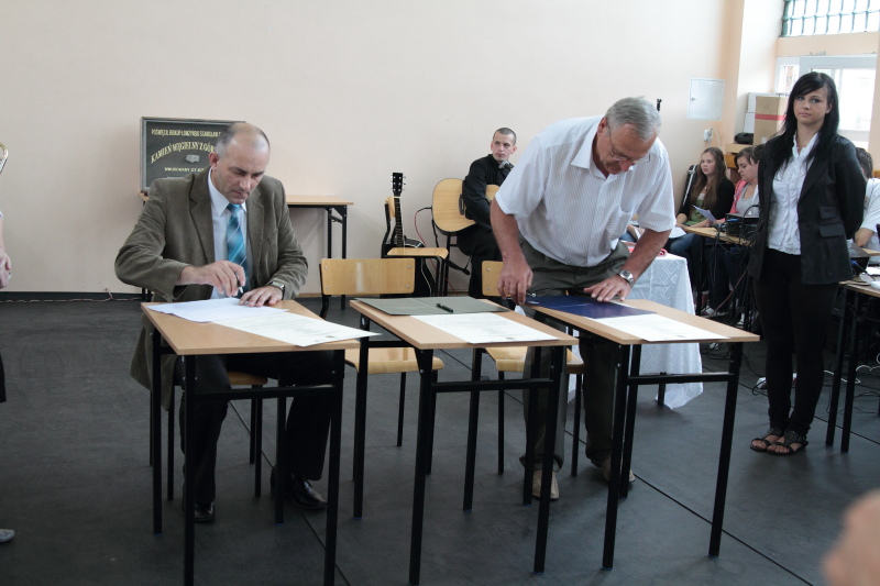 Wmurowanie kamienia w�gielnego w ZST autor: ZST Kolno, LO Kolno, LP Kolno 