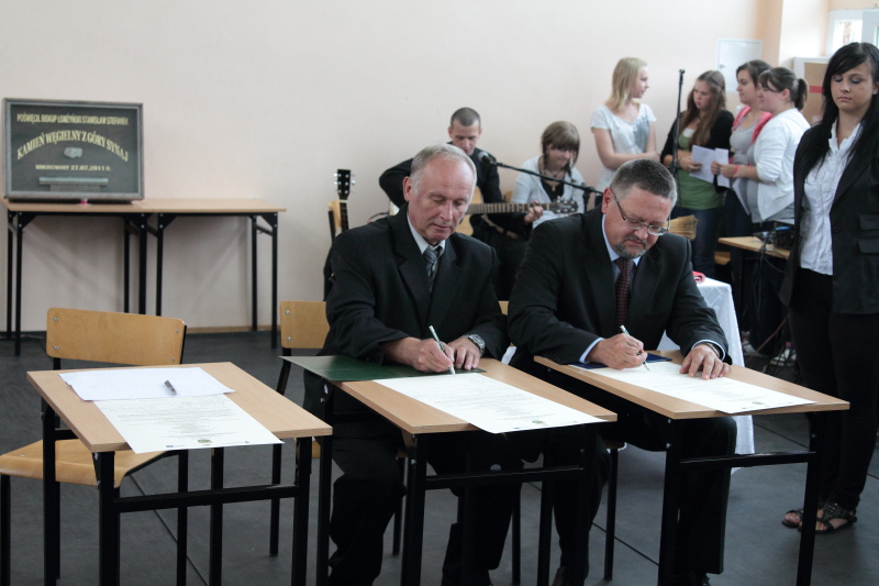 Wmurowanie kamienia w�gielnego w ZST autor: ZST Kolno, LO Kolno, LP Kolno 