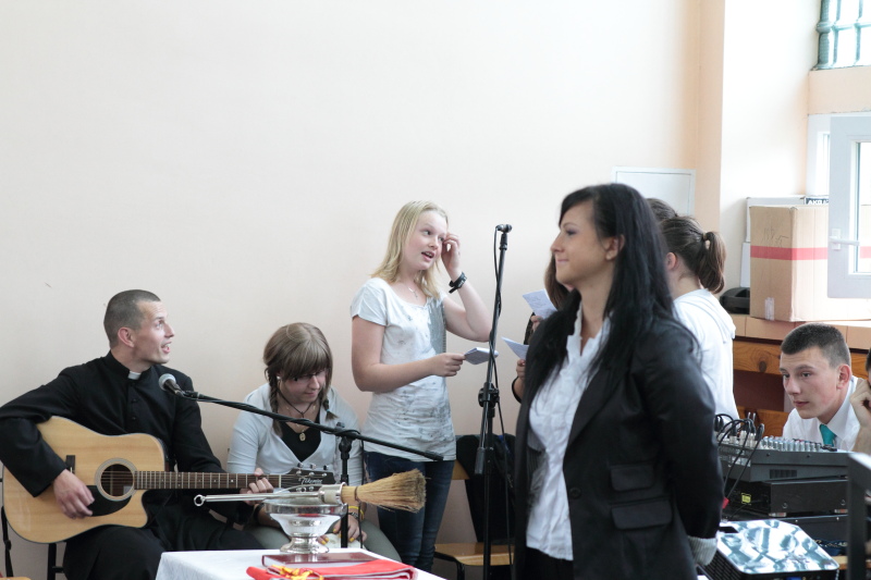 Wmurowanie kamienia w�gielnego w ZST autor: ZST Kolno, LO Kolno, LP Kolno 