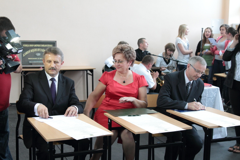 Wmurowanie kamienia w�gielnego w ZST autor: ZST Kolno, LO Kolno, LP Kolno 