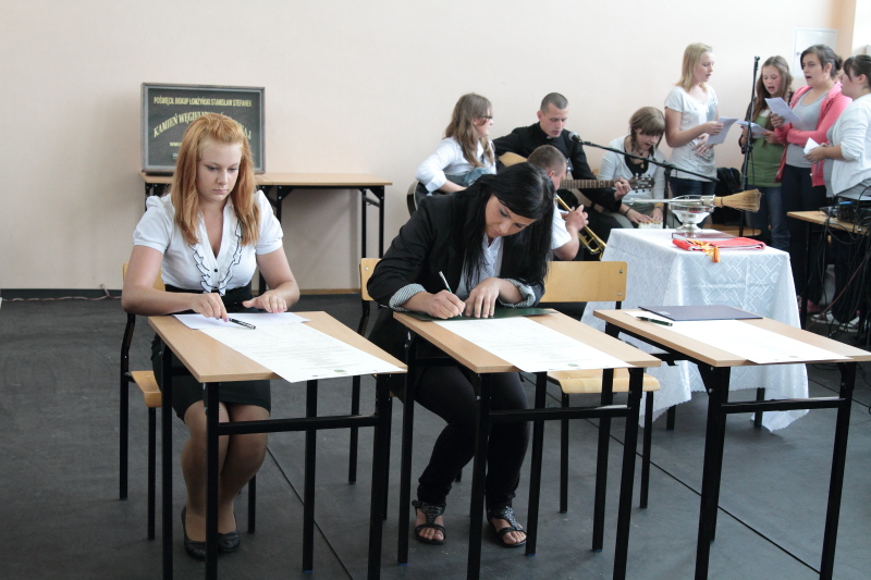 Wmurowanie kamienia w�gielnego w ZST autor: ZST Kolno, LO Kolno, LP Kolno 
