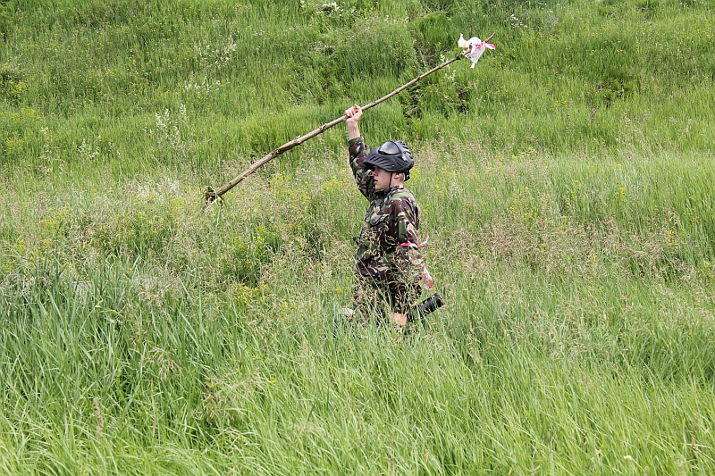 Dlaczego zaraz pistolet- kijem te� dam rad�... :)<br />
Witkowski zdobywa pierwsz� flag�, zwyci�stwo bia�o- czerwonych autor: ZST Kolno, LO Kolno, LP Kolno 