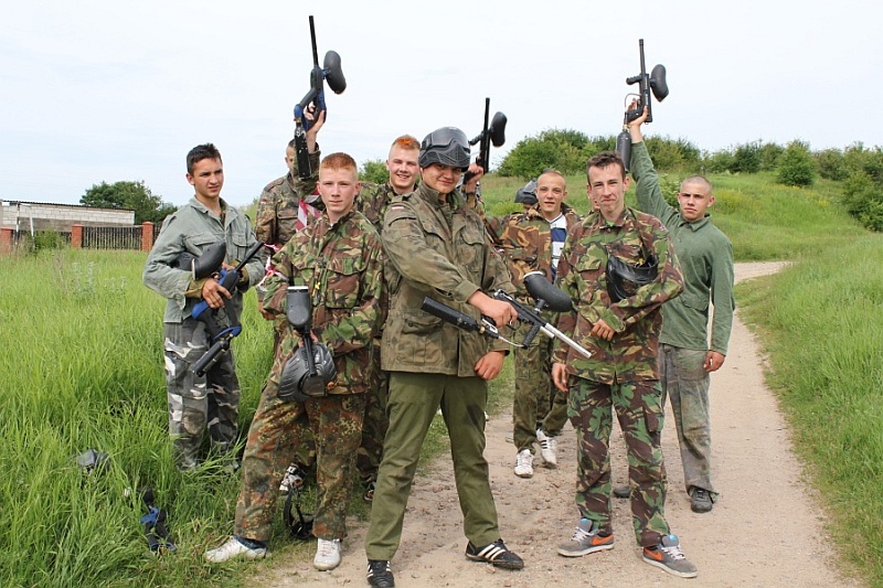 A my zestrzelimy troch� ptactwa na ognisko- Panowie ! w g�r� bro� ;) autor: ZST Kolno, LO Kolno, LP Kolno 