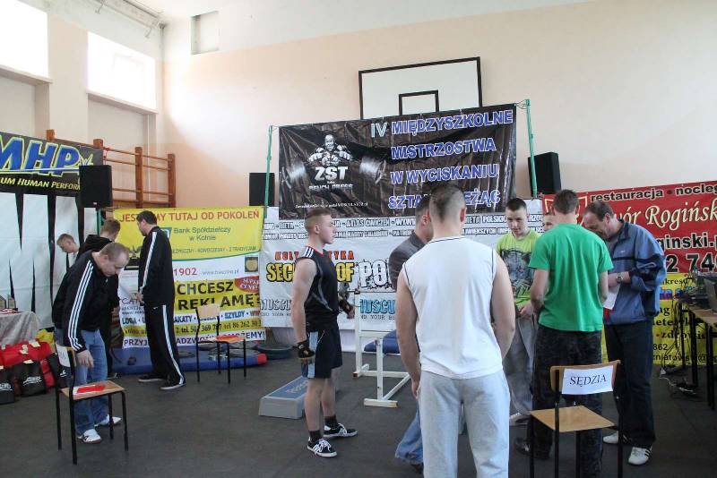 IV Mi�dzyszkolne Mistrzostwa w Wyciskaniu Sztangi Le��c 2012 autor: ZST Kolno, LO Kolno, LP Kolno 