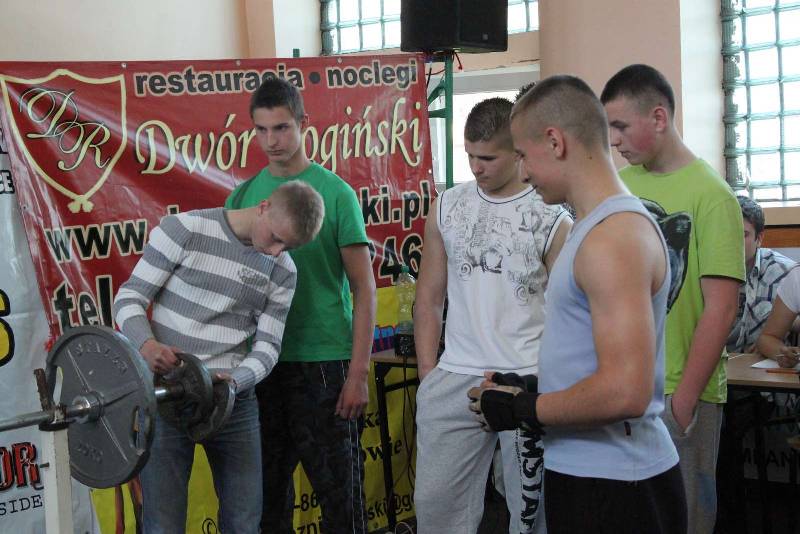 IV Mi�dzyszkolne Mistrzostwa w Wyciskaniu Sztangi Le��c 2012 autor: ZST Kolno, LO Kolno, LP Kolno 